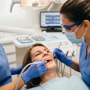 Tártaro: riscos, causas e tratamentos odontológicos 

O tártaro dental, também chamado de cálculo dentário, é resultado da mineralização da placa bacteriana sobre a superfície dos dentes. Quando não removida adequadamente, essa placa sofre calcificação pela ação da saliva, aderindo firmemente ao esmalte e à região subgengival. 

Principais riscos do tártaro: 

Desenvolvimento de gengivite e periodontite 

Inflamação gengival crônica 

Halitose (mau hálito persistente) 

Reabsorção óssea alveolar 

Perda dentária em casos avançados 

Tratamento odontológico: 
A remoção do tártaro é realizada por meio de profilaxia profissional e raspagem supragengival e subgengival, podendo incluir alisamento radicular em casos periodontais. 

SEO: tártaro nos dentes, cálculo dentário, limpeza dental profissional, raspagem periodontal VILA MARIANA 